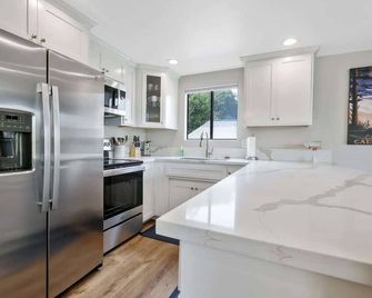 Coastal Pines Chalet by Moonstone Beach - Cambria - Cocina
