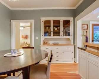 2 Bed Home Mountain Views Golden - Golden - Dining room