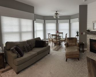 Best Location in Fontana adjacent to The Abbey Resort! - Fontana-On-Geneva Lake - Living room