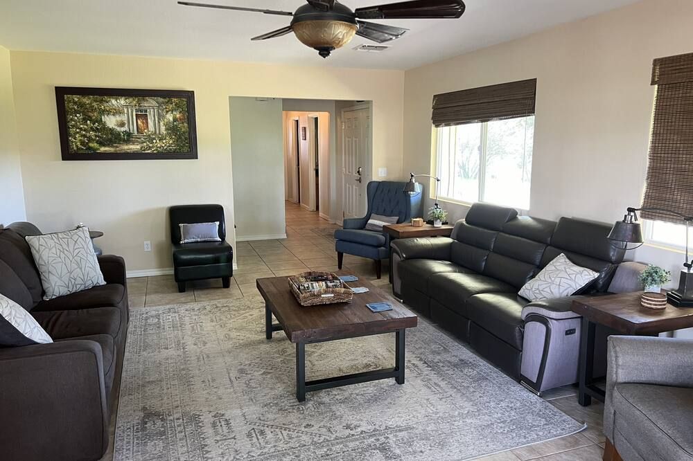 Countryside Retreat - A ranch on 12 acres of rolling hills with goats and sheep - פאסו רובלס - סלון