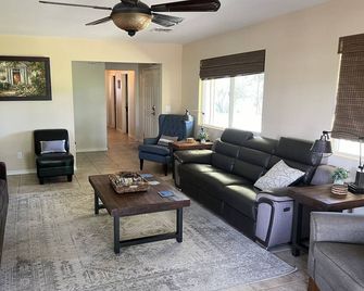 Countryside Retreat - A ranch on 12 acres of rolling hills with goats and sheep - Paso Robles - Stue