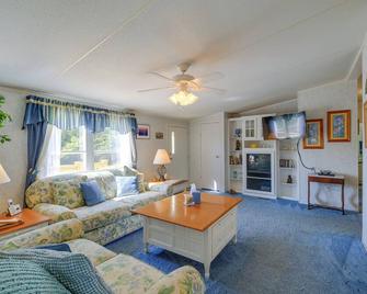 Serene Home 2 Decks, 3 Mi to Blue Ridge Pkwy - Willis - Sala de estar