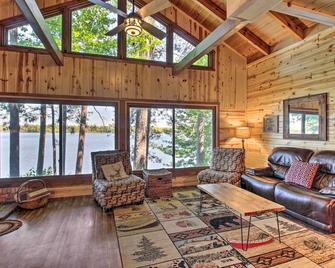 Loon Lake Lodge' w/ Dock, Sauna & Hot Tub! - Pequot Lakes - Sala de estar