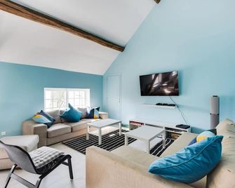 Crazy Villa Etisseaux 45 - Heated pool - Volley court - 1h30 Paris - 45p - La Bussière - Sala de estar