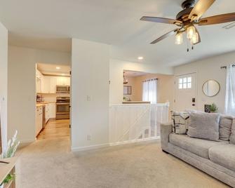 Family-Friendly Lincoln Home with Sandbox and Grill! - Lincoln - Living room
