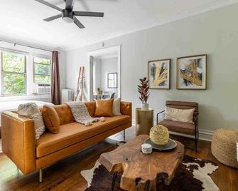 Rustic Studio Apartment Heart of Lincoln Square - Chicago - Living room