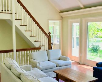 Peaceful Pinewood Retreat 1 Hour From Nyc, Close To Yale, Shu, & Fu! - Trumbull - Living room