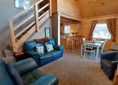 Hatcher Pass Cabins - Palmer - Living room