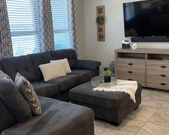 Five Star Clean! Next to Crossroads Park in the heart of West Temple. - Temple - Living room