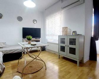 Amplio apartamento con terraza con vistas 'Victoria Stay' - Alcalá la Real - Living room