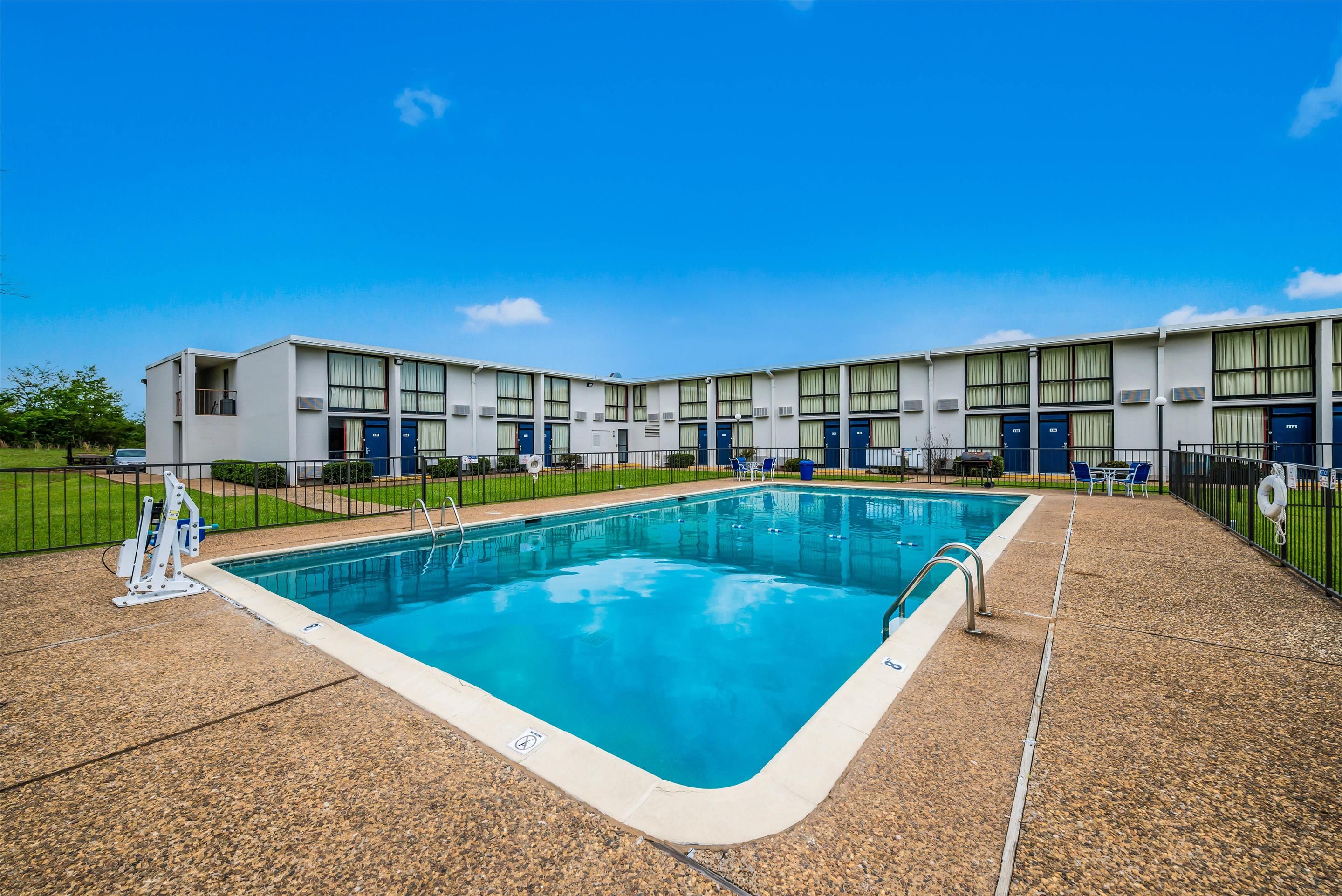 موتل 6 هندرسون، تي إكس