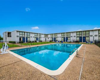 Motel 6 Henderson. Tx - Henderson - Pool