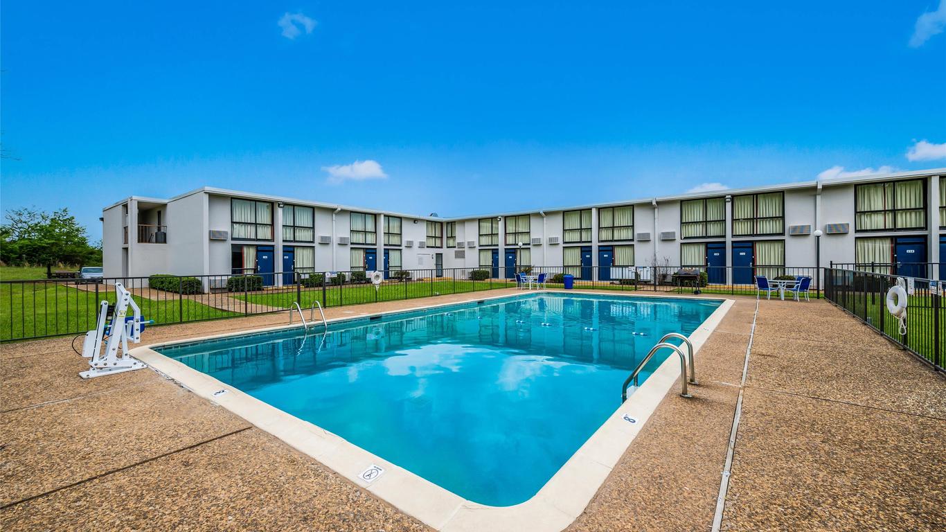 Motel 6 Henderson. Tx