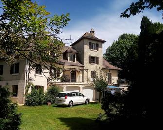 Lovely private apartment with heated indoor pool set within large country house - Saint-Privat-en-Périgord - Edificio