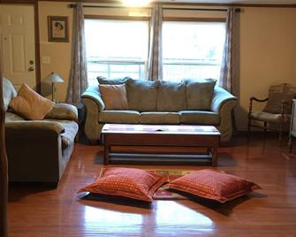 The lodge and black bear cafe at Forest Farm and Retreat Centre - Mount Ida - Living room