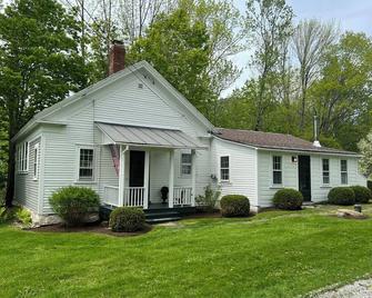 Cozy cottage in the Dorset Hollow. Mountain views, patio & stream. Pet friendly! - Dorset - Building