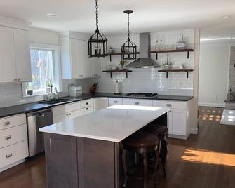 Private Lakefront Home in Quiet Residential Area - Lincolndale - Kitchen