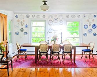 Blissful 1848 Farmhouse, vegetable garden, swim pond, screen porch - Red Hook - Comedor