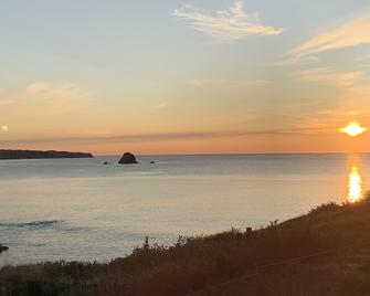Oceanfront 3 bedroom Bungalow. in a beautiful cove just 1.5 hrs from St. John's. - Carbonear - Playa