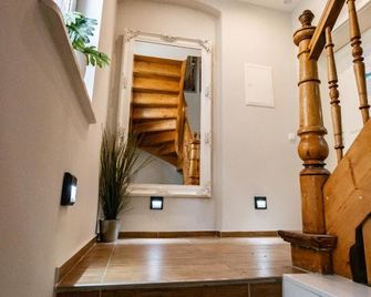 Geschmackvolles Apartment in Hannover - Hannover - Stairs