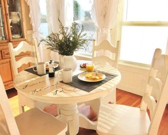 Enchanting Romantic Riverfront Cottage - Manchester - Eetruimte
