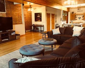 2 Bedroom, 1 Bath Townhouse in Historic Downtown Florence! - Florence - Sala de estar