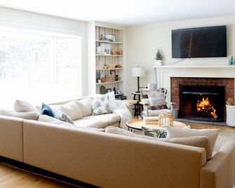 Newly Renovated Road-Trippers Oasis - 3min Walk To Grafton Inn & Tavern - Grafton - Living room
