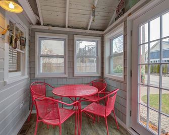 Ogunquit Footbridge Beach, sleeps 6, outdoor shower & fireplace, smoke free home - Ogunquit - Dining room