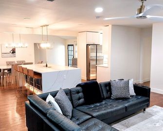 Fully Remodeled Luxury L Streets Home: 4br/3ba, Quartz Finishes, - Dallas - Living room