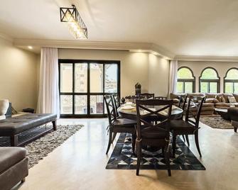 The Luxe Loft 2bdr Apt Maadi - קהיר - חדר אוכל