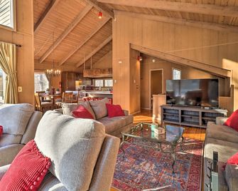 Fire Pit and Grill Lakefront Poconos Cottage! - East Stroudsburg - Living room