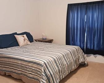 Entire 3 Bedroom House + Huge Wooded Yard - Mineral Point - Habitación