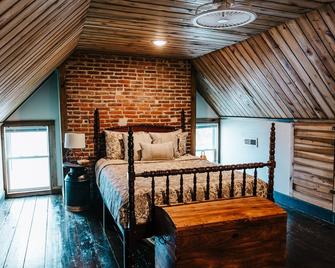 Luxury Historic Downtown - Hot Tub - Sleeps 9 - Bourbon Trail - Modern Amenities - Harrodsburg - Habitación