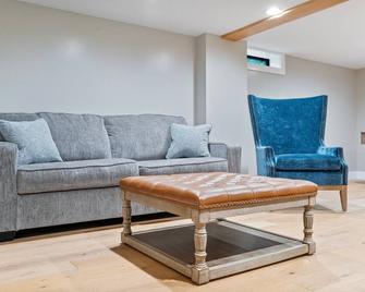 3-bedroom cottage with private dock on Cayuga lake - Interlaken - Living room