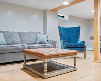 3-bedroom cottage with private dock on Cayuga lake - Interlaken - Living room