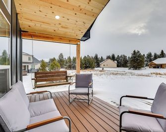 Family-Friendly Donnelly Home w/ Private Hot Tub! - Donnelly - Balcón