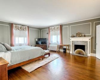 7 bedroom mansion with Elevator - Waterbury - Bedroom