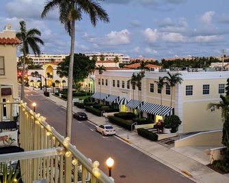Palm Beach Hotel with Juliette Balconies! 2 blocks from beach! Historic Landmark - Palm Beach - Outdoors view