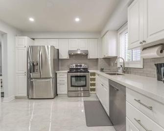 Whitby Family Retreat Comfort and Convenience - Whitby - Kitchen