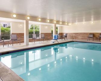 Fairfield Inn by Marriott Vacaville - Vacaville - Piscina