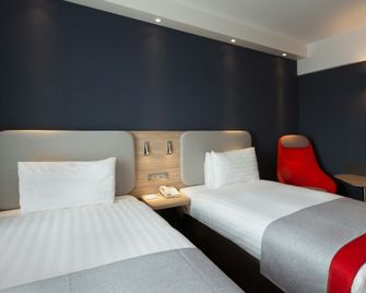 Holiday Inn Express Geneva Airport By IHG - Meyrin - Schlafzimmer