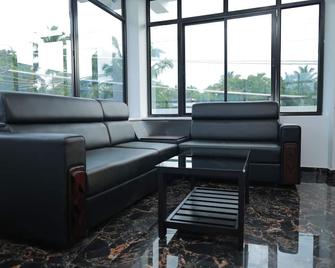 Hotel Cyril - Nāgercoil - Living room