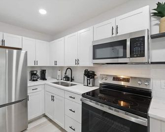 Modern 2BR Unit 3 with Hot Tub - Haltom City - Cocina