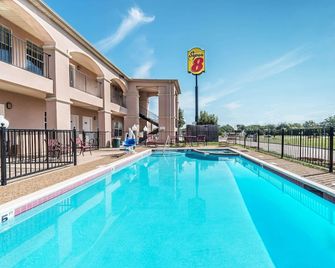 Super 8 by Wyndham Greenville - Greenville - Piscina