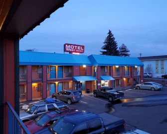 Motel West - Bend - Building