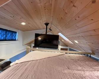 Experience the historic neighborhood of Ballard! - Seattle - Bedroom