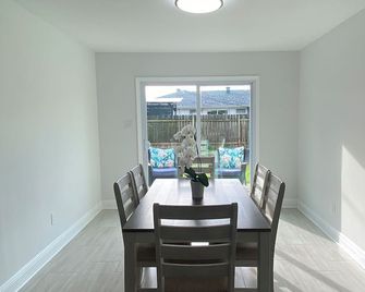 Charming 4 bedroom super clean and safe in Metairie newly remodeled WiFi & AC - Metairie - Dining room