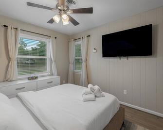 Pristine & Homely Getaway with 6pple hot tub - Richardson - Bedroom
