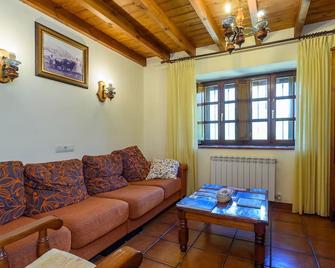 Ideal to rest in ALLES, one of the most beautiful villages in Asturias. - Alles - Sala de estar