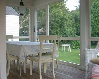 Charming Cottage Getaway, 5 minutes east of Bellport Village - Brookhaven - Dining room